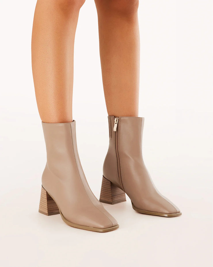 ALANIA Ankle Boot - Almond