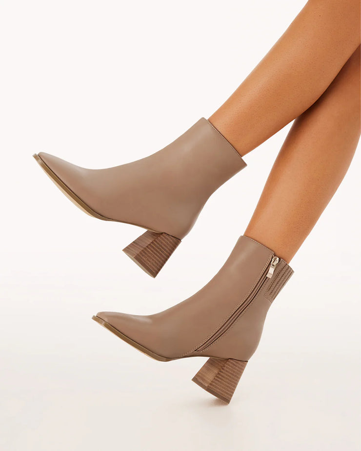 ALANIA Ankle Boot - Almond